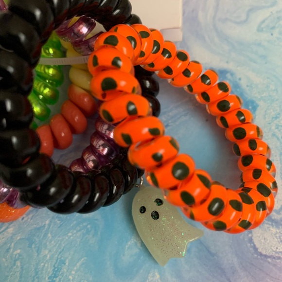 New Claire’s Glow-In-The-Dark Halloween Bracelets/Hair Ties🎃👻💀🖤💚🧡💜 - Picture 2 of 3